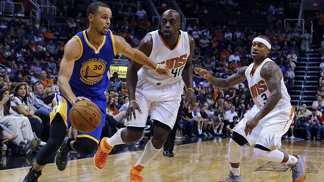 Stephen Curry (vlevo) z Golden State se snaží projít přes blok hráčů Phoenix Anthonyho Tollivera (uprostřed) a Isaiaha Thomase. Stephen Curry (vlevo) z Golden State se snaží projít přes blok hráčů Phoenix Anthonyho Tollivera (uprostřed) a Isaiaha Thomase.
