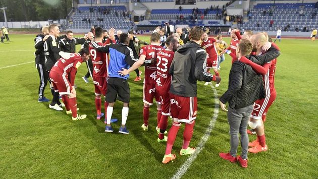 Radující se fotbalisté Olomouce. Radující se fotbalisté Olomouce.