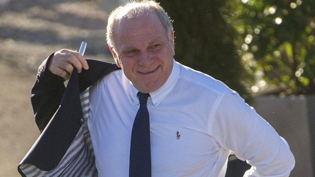 Uli Hoeness má důvod k úsměvu. Jeho pobyt za mřížemi se blíží ke konci. Uli Hoeness má důvod k úsměvu. Jeho pobyt za mřížemi se blíží ke konci.