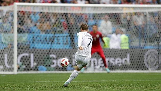 Francouz Antoine Griezmann (7) střílí a překonává brankáře Uruguaye Fernanda Musleru. Francouz Antoine Griezmann (7) střílí a překonává brankáře Uruguaye Fernanda Musleru.