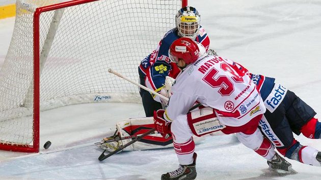 Radim Matuš z Třince střílí gól do branky pardubického brankáře Martina Růžičky. Radim Matuš z Třince střílí gól do branky pardubického brankáře Martina Růžičky.