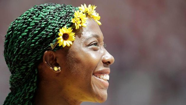 Shelly-Ann Fraserová-Pryceová se v Pekingu představila výstředním účesem v zelené barvě a s květinovou odzobou. Shelly-Ann Fraserová-Pryceová se v Pekingu představila výstředním účesem v zelené barvě a s květinovou odzobou.