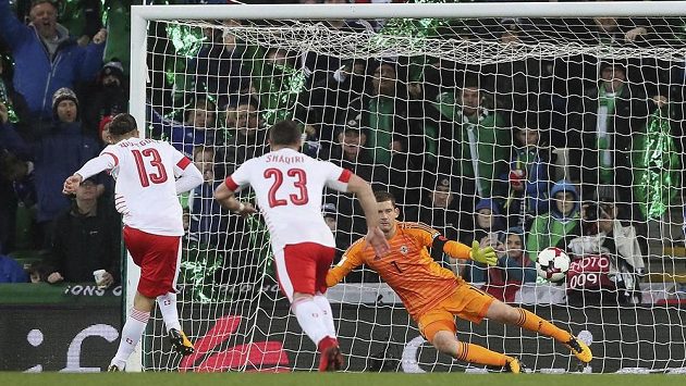 Švýcarský obránce Ricardo Rodriguez proměňuje pokutový kop v barážovém utkání o MS v Rusku 2018 proti Severnímu Irsku. Švýcarský obránce Ricardo Rodriguez proměňuje pokutový kop v barážovém utkání o MS v Rusku 2018 proti Severnímu Irsku.