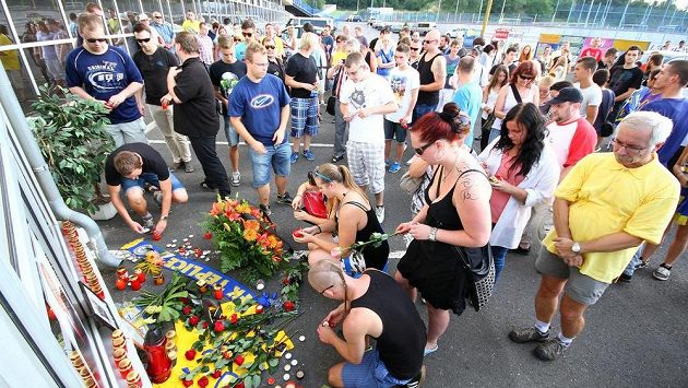 Fanoušci Teplic přišli na stadión uctít památku ředitele klubu Františka Hrdličky, který v sobotu zemřel ve věku 57 let. Fanoušci Teplic přišli na stadión uctít památku ředitele klubu Františka Hrdličky, který v sobotu zemřel ve věku 57 let.