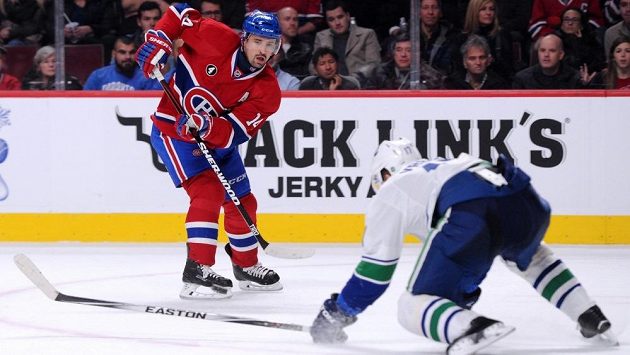 Tomáš Plekanec z Montrealu v duelu proti Vancouveru. Pasu českého útočníka nezabránil ani Radim Vrbata (na ledě). Tomáš Plekanec z Montrealu v duelu proti Vancouveru. Pasu českého útočníka nezabránil ani Radim Vrbata (na ledě).
