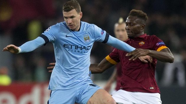 Edin Džeko (vlevo) v utkání Ligy mistrů proti AS Řím. Edin Džeko (vlevo) v utkání Ligy mistrů proti AS Řím.