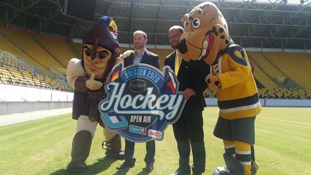Sportovní ředitel pražské Sparty Petr Ton (vlevo) a generální ředitel a trenér Litvínova Jiří Šlégr na stadionu Dynama Drážďany. Sportovní ředitel pražské Sparty Petr Ton (vlevo) a generální ředitel a trenér Litvínova Jiří Šlégr na stadionu Dynama Drážďany.