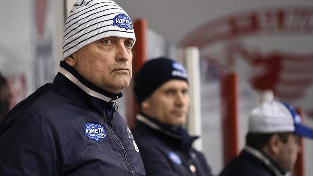 Vladimír Kýhos (zcela vlevo) ještě jako kouč brněnské Komety při utkání v pražském Edenu. Vladimír Kýhos (zcela vlevo) ještě jako kouč brněnské Komety při utkání v pražském Edenu.
