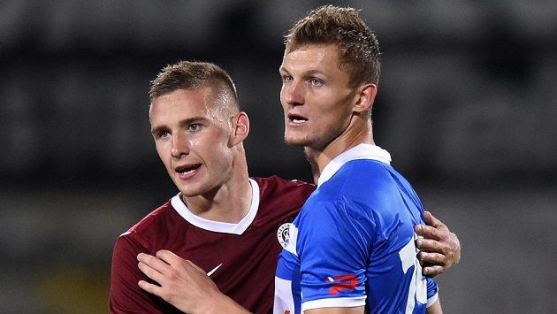 Obránce Sparty Praha Pavel Kadeřábek (vlevo) a Tomáš Necid ze Zwolle. Obránce Sparty Praha Pavel Kadeřábek (vlevo) a Tomáš Necid ze Zwolle.