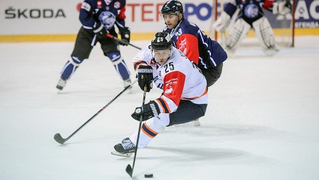Liberecký Petr Gřegořek (vpravo) a Richard Jenčík z Košic během duelu hokejové Ligy mistrů. Liberecký Petr Gřegořek (vpravo) a Richard Jenčík z Košic během duelu hokejové Ligy mistrů.