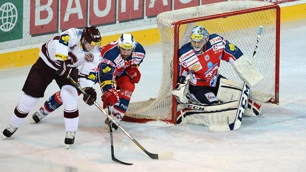 Jiří Vašíček (uprostřed) odchází z Pardubic do Hradce. Jiří Vašíček (uprostřed) odchází z Pardubic do Hradce.