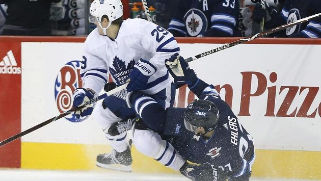 Dánský hokejový útočník Nikolaj Ehlers prodloužil o sedm let smlouvu s Winnipegem. Dánský hokejový útočník Nikolaj Ehlers prodloužil o sedm let smlouvu s Winnipegem.