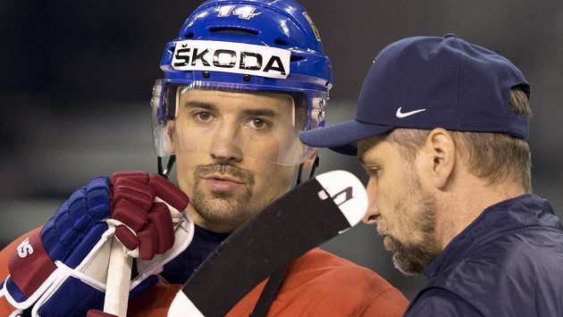 Tomáš Plekanec v rozpravě s trenérem národního týmu Josefem Jandačem. Útočník Montrealu připustil konec reprezentační kariéry. Tomáš Plekanec v rozpravě s trenérem národního týmu Josefem Jandačem. Útočník Montrealu připustil konec reprezentační kariéry.