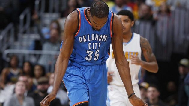 Kevin Durant z Oklahomy se raduje ze vstřelené trojky. Kevin Durant z Oklahomy se raduje ze vstřelené trojky.
