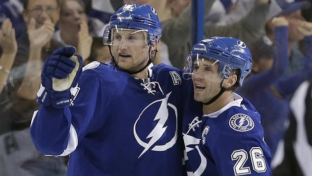Steven Stamkos (vlevo) z Tampy Bay se svým spoluhráčem Martinem St. Louisem. Steven Stamkos (vlevo) z Tampy Bay se svým spoluhráčem Martinem St. Louisem.