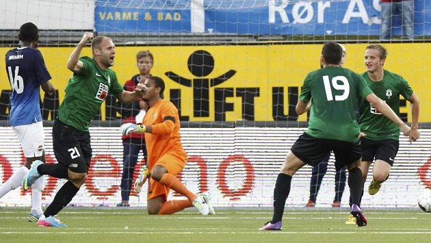 Jablonecký Michal Hubnik (druhý zleva) slaví gól do sítě Strömsgodsetu v odvetě 3. předkola Evropské ligy v Drammenu. Jablonecký Michal Hubnik (druhý zleva) slaví gól do sítě Strömsgodsetu v odvetě 3. předkola Evropské ligy v Drammenu.