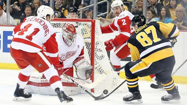 Brankář Detroitu Petr Mrázek řeší za pomoci spoluhráčů Luka Glendeninga a Brendana Smithe šanci kapitána Pittsburghu Sidneyho Crosbyho. Brankář Detroitu Petr Mrázek řeší za pomoci spoluhráčů Luka Glendeninga a Brendana Smithe šanci kapitána Pittsburghu Sidneyho Crosbyho.