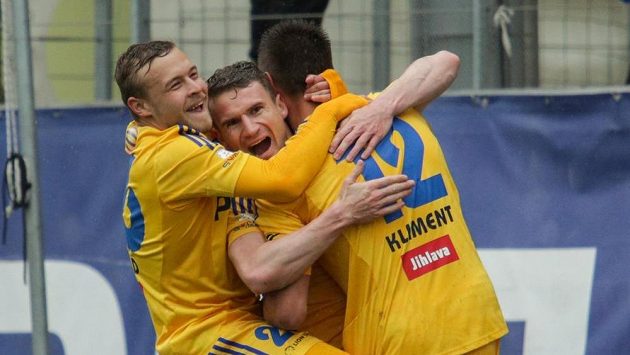 Fotbalisté Jihlavy se radují z gólu proti Liberci. Fotbalisté Jihlavy se radují z gólu proti Liberci.