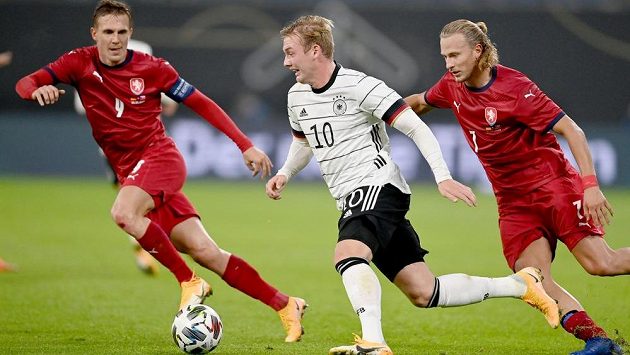 Němec Julian Brandt mezi českou dvojicí Bořek Dočkal (vlevo) - Antonín Barák. Němec Julian Brandt mezi českou dvojicí Bořek Dočkal (vlevo) - Antonín Barák.