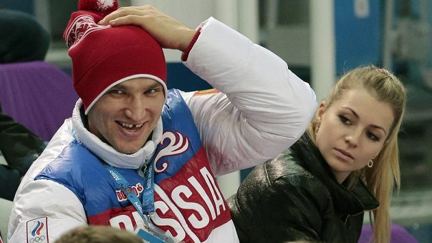 Ruský hokejista Alexander Ovečkin a tenistka Maria Kirilenková během olympiády v Soči. Ruský hokejista Alexander Ovečkin a tenistka Maria Kirilenková během olympiády v Soči.