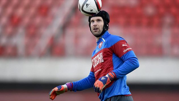 Petr Čech během tréninku fotbalové reprezentace před utkáním s Lotyšskem. Petr Čech během tréninku fotbalové reprezentace před utkáním s Lotyšskem.