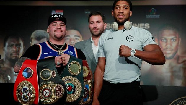 Andy Ruiz (vlevo) a Anthony Joshua při pózování před zápasem v Saudské Arábii. Kdo si v sobotu odnese mistrovské pásy? Andy Ruiz (vlevo) a Anthony Joshua při pózování před zápasem v Saudské Arábii. Kdo si v sobotu odnese mistrovské pásy?
