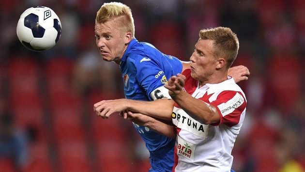 Obránce Baníku Ostrava Michal Frydrych (vlevo) v souboji se slávistickým útočníkem Bekimem Balajem. Obránce Baníku Ostrava Michal Frydrych (vlevo) v souboji se slávistickým útočníkem Bekimem Balajem.