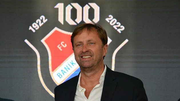 Majitel Baníku Václav Brabec před speciálním klubovým logem k oslavám 100 let klubu. Majitel Baníku Václav Brabec před speciálním klubovým logem k oslavám 100 let klubu.