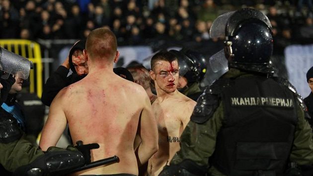 Bělehradská policie zasahovala při derby Partizanu s CZ. Bělehradská policie zasahovala při derby Partizanu s CZ.