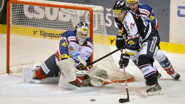 Zleva brankář Martin Růžička z Pardubic, Petr Strapáč z Vítkovic a pardubický Aleš Píša. Zleva brankář Martin Růžička z Pardubic, Petr Strapáč z Vítkovic a pardubický Aleš Píša.