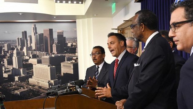 Radní Los Angeles Joe Buscaino (uprostřed) a další členové městské rady představili plán na uspořádání letní olympiády v roce 2024. Radní Los Angeles Joe Buscaino (uprostřed) a další členové městské rady představili plán na uspořádání letní olympiády v roce 2024.