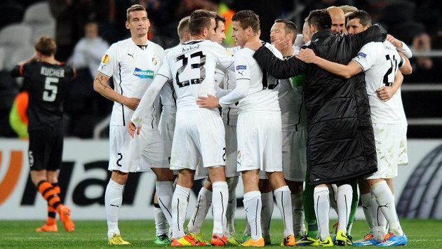 Fotbalisté Viktorie Plzeň oslavují výhru nad Šachtarem Doněck a postup do osmifinále Evropské ligy. Fotbalisté Viktorie Plzeň oslavují výhru nad Šachtarem Doněck a postup do osmifinále Evropské ligy.