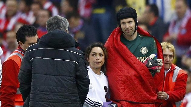 Zraněný gólman Chelsea Petr Čech se dívá na trenéra José Mourinha. Ten prý pro příští sezónu upřednostnil Thibauta Courtoise. Zraněný gólman Chelsea Petr Čech se dívá na trenéra José Mourinha. Ten prý pro příští sezónu upřednostnil Thibauta Courtoise.