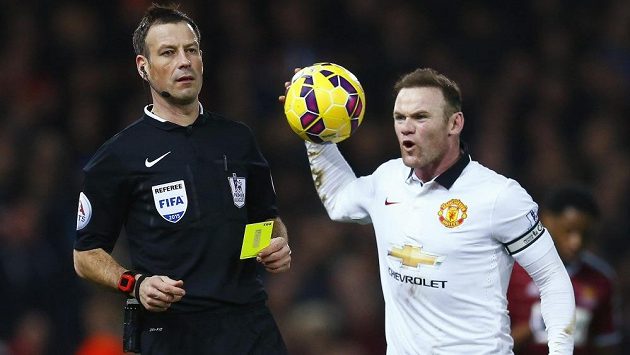 Rozzuřený Wayne Rooney reaguje na žlutou kartu, kterou obdržel od rozhodčího Marka Clattenburga v ligovém duelu proti West Hamu. Rozzuřený Wayne Rooney reaguje na žlutou kartu, kterou obdržel od rozhodčího Marka Clattenburga v ligovém duelu proti West Hamu.