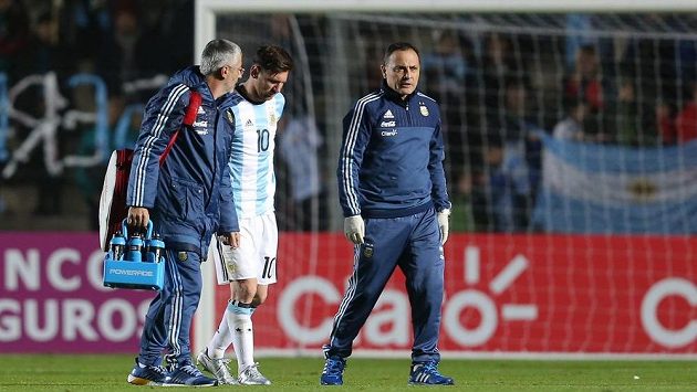 Argentinský útočník Lionel Messi odchází s pohmožděným bokem ze hřiště v zápase proti Hondurasu. Argentinský útočník Lionel Messi odchází s pohmožděným bokem ze hřiště v zápase proti Hondurasu.
