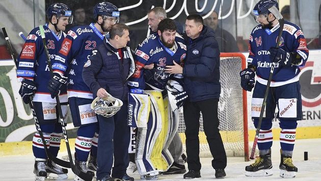 Brankář Vítkovic Patrik Bartošák zraněný při utkání s Brnem. Brankář Vítkovic Patrik Bartošák zraněný při utkání s Brnem.