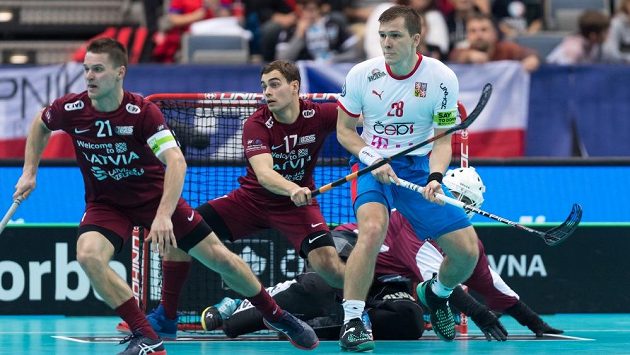 Matěj Jendrišák (v bílém) v jednom z četných soubojů před lotyšskou brankou. Matěj Jendrišák (v bílém) v jednom z četných soubojů před lotyšskou brankou.