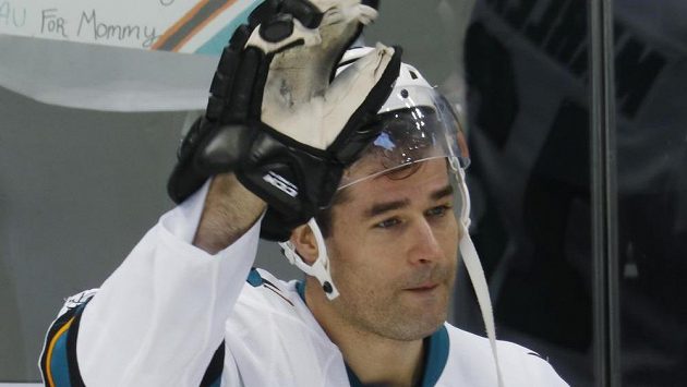 Patrick Marleau ze San Jose zdraví fanoušky, ti mu aplaudovali za čtyři góly v jedné třetině proti Coloradu. Patrick Marleau ze San Jose zdraví fanoušky, ti mu aplaudovali za čtyři góly v jedné třetině proti Coloradu.