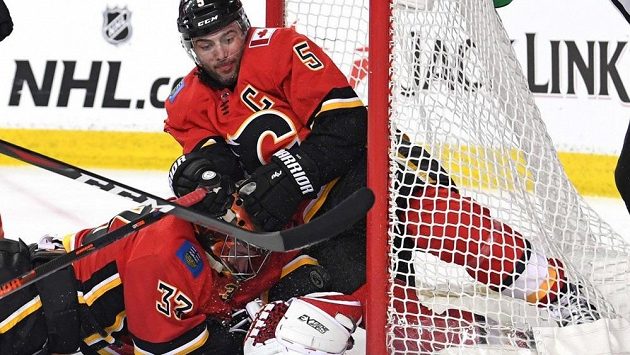 Kapitán Calgary Mike Giordano (vpravo) zaskakuje obětavým zákrokem na brankové čáře za gólmana Flames Davida Ritticha. Kapitán Calgary Mike Giordano (vpravo) zaskakuje obětavým zákrokem na brankové čáře za gólmana Flames Davida Ritticha.