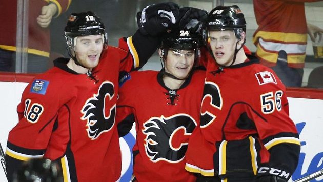 Útočník Calgary Jiří Hudler (uprostřed) se raduje se spoluhráči Mattem Stajanem (vlevo) a Tylerem Wotherspoonem z gólu. Útočník Calgary Jiří Hudler (uprostřed) se raduje se spoluhráči Mattem Stajanem (vlevo) a Tylerem Wotherspoonem z gólu.