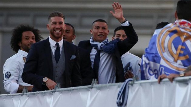 Fotbalisté Realu Madrid oslavují s fanoušky triumf v Lize mistrů. Cristiano Ronaldo se pochlubil i novým účesem. Fotbalisté Realu Madrid oslavují s fanoušky triumf v Lize mistrů. Cristiano Ronaldo se pochlubil i novým účesem.