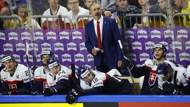 Kouč Zdeno Cíger na střídačce slovenského týmu. Kouč Zdeno Cíger na střídačce slovenského týmu.