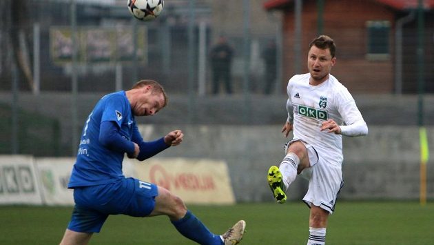 Do týmu Karviné se v minulém týdnu nečekaně vrátil obránce Jan Růžička (vpravo). Do týmu Karviné se v minulém týdnu nečekaně vrátil obránce Jan Růžička (vpravo).