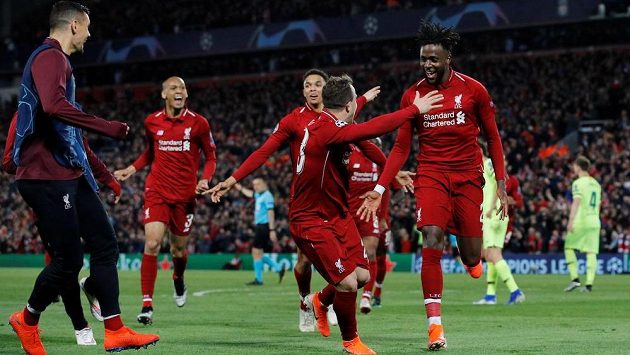 Liverpoolský Divock Origi (vpravo) se raduje, na snímku jsou i Xherdan Shaqiri a Trent Alexander-Arnold a další členové týmu. Liverpoolský Divock Origi (vpravo) se raduje, na snímku jsou i Xherdan Shaqiri a Trent Alexander-Arnold a další členové týmu.