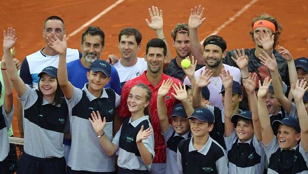 (Zleva) Viktor Troicki, Nenad Zimonjič, Dušan Lajovič, Novak Djokovič, Dominic Thiem, Grigor Dimitrov a Alexander Zverev pózují fotografům v Bělehradě během exhibičního turnaje. (Zleva) Viktor Troicki, Nenad Zimonjič, Dušan Lajovič, Novak Djokovič, Dominic Thiem, Grigor Dimitrov a Alexander Zverev pózují fotografům v Bělehradě během exhibičního turnaje.