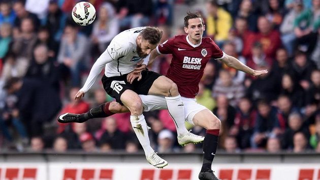 Plzeňský útočník Jan Holenda (vlevo) a Mario Holek ze Sparty. Plzeňský útočník Jan Holenda (vlevo) a Mario Holek ze Sparty.