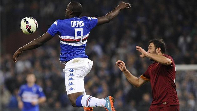 Útočník Sampdorie Stefano Okaka (vlevo) v souboji s Vasileiosem Torosidisem z AS Řím v utkání 8. kola italské ligy. Útočník Sampdorie Stefano Okaka (vlevo) v souboji s Vasileiosem Torosidisem z AS Řím v utkání 8. kola italské ligy.