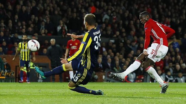 Fotbalista Manchesteru United Paul Pogba střílí třetí gól proti Fenerbahce v utkání Evropské ligy. Fotbalista Manchesteru United Paul Pogba střílí třetí gól proti Fenerbahce v utkání Evropské ligy.