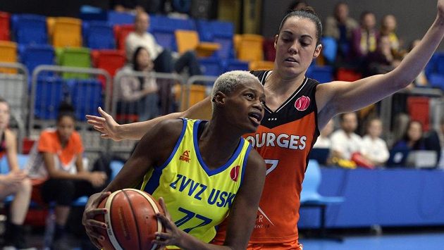 Zleva Valériane Ayayiová z USK Praha a Sarah Michelová z Bourges. Zleva Valériane Ayayiová z USK Praha a Sarah Michelová z Bourges.