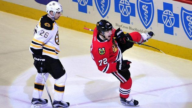 Útočník Chicaga Artěmij Panarin (vpravo) slaví gól v zápase s Bostonem. Vlevo je obránce Bruins John-Michael Liles. Útočník Chicaga Artěmij Panarin (vpravo) slaví gól v zápase s Bostonem. Vlevo je obránce Bruins John-Michael Liles.